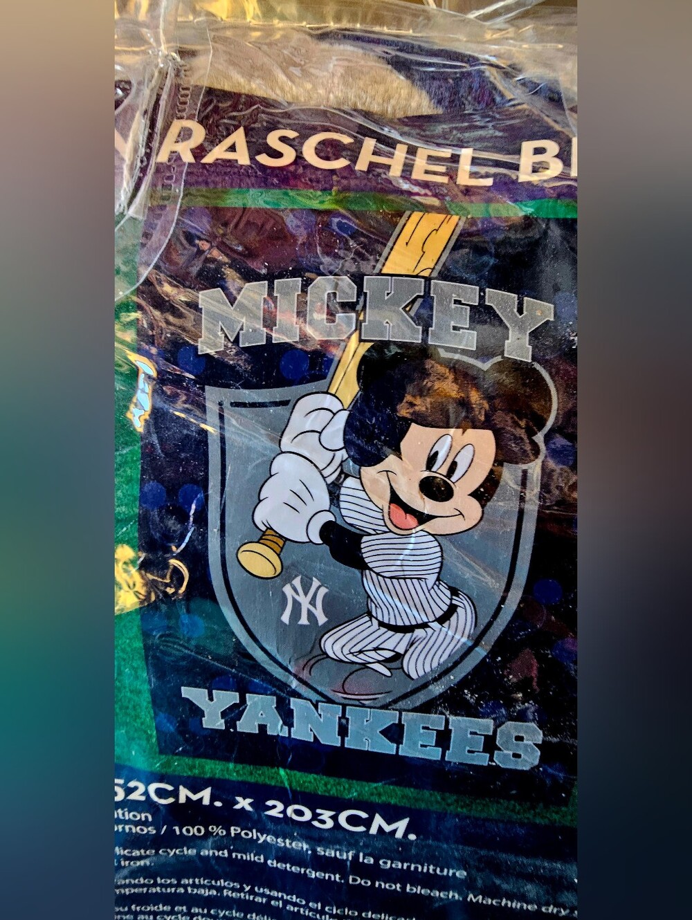 TWIN SIZE MICKEY YANKEES BLANKET